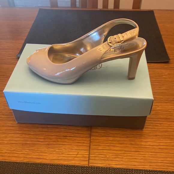 NWOT Lifestride taupe heels size 7 1/2 - Picture 2 of 8
